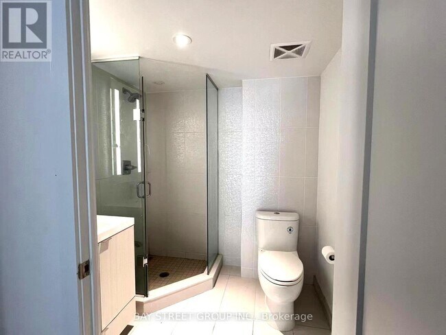 Building Photo - 585 Bloor St E