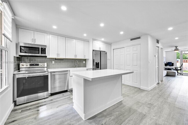 Foto del edificio - 14145 Kendale Lakes Cir