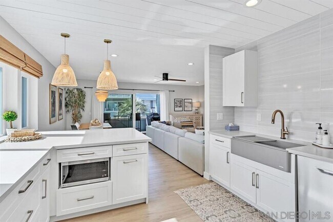 Building Photo - Stunning Condo on the Bay