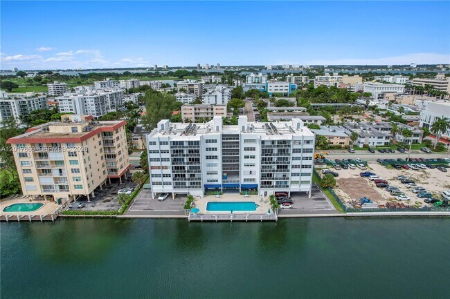 Foto del edificio - 9381 E Bay Harbor Dr