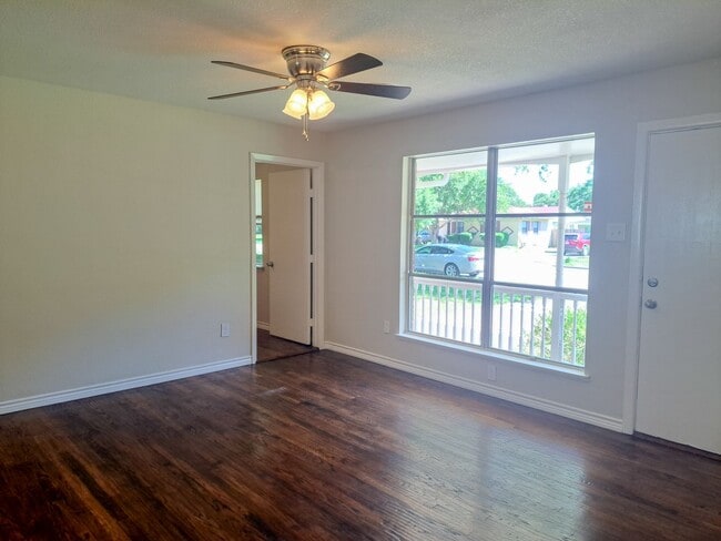 Foto del edificio - Renovated 4 bedroom 2.5 bath