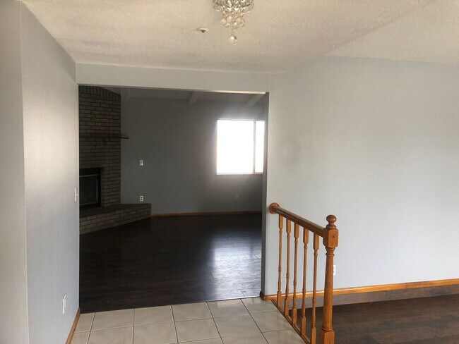 Foto del edificio - APPLE VALLEY DESERT KNOLLS 4 BDRM 3BTH 2483 SQFT