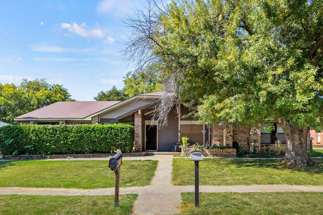 Foto principal - 3017 Hilltop Dr