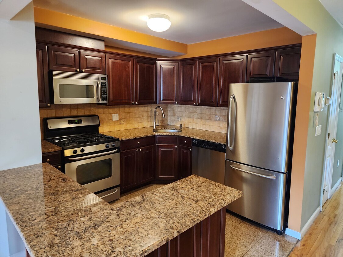 Foto principal - 6030 Menahan St