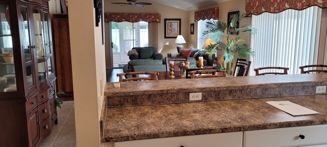 Building Photo - 725 Rosella Pl