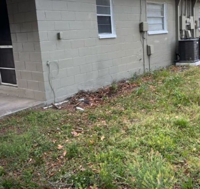 Building Photo - For Rent – Cozy 2 Bed / 1 Bath Duplex in Zephyrhills