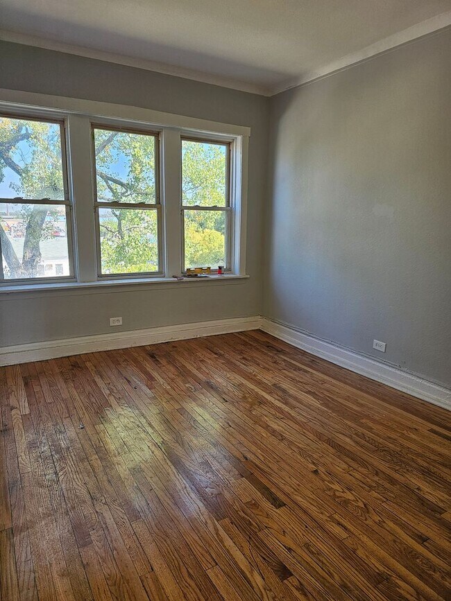 Foto del edificio - Great 2 Bedroom unit, with a Wonderful Man...