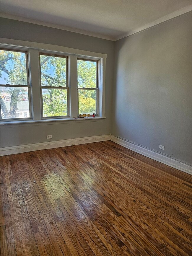 Building Photo - Great 2 Bedroom unit, with a Wonderful Man...