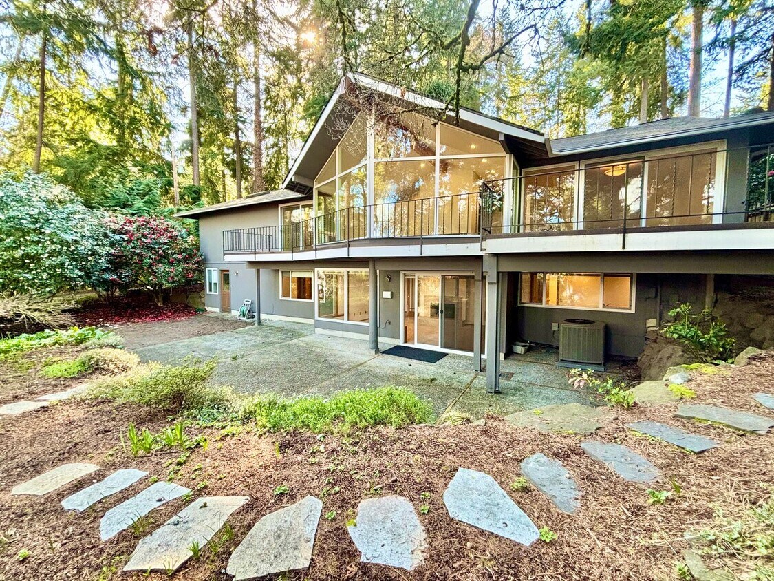 Primary Photo - Stunning Mercer Island Home with Lake Wash...