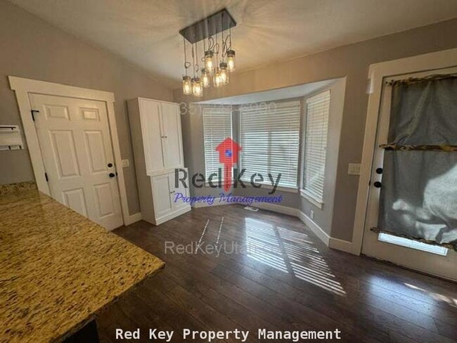 Building Photo - 176 Country Club Dr