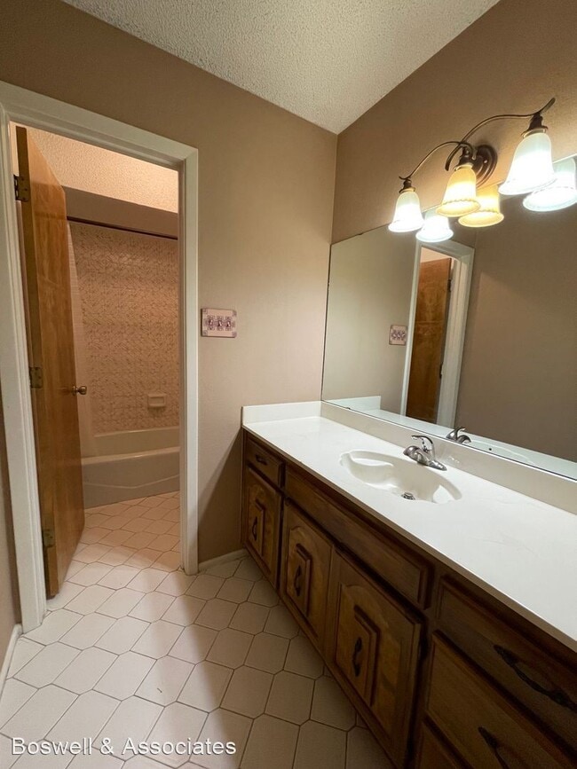 Building Photo - 3 br, 2 bath House - 2302 Wydewood