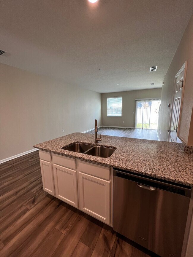 Foto del edificio - Modern 3 Bed 2.5 Bath Townhome with Attached Garage, Patio and Lawn Care Included! Move in Ready!