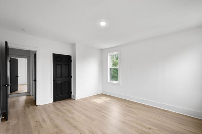 Foto del edificio - COMING SOON, LATE SEPTEMBER! 2-Bedroom END...