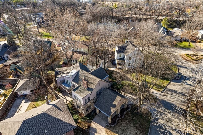 Building Photo - Looking for that great midtown location?