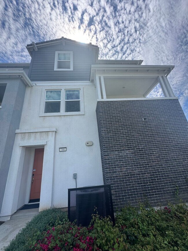 Building Photo - 2 Bedrooms 2.5 Bathrooms condo
