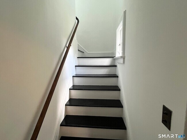 Foto del edificio - 94 Honey Hill Rd