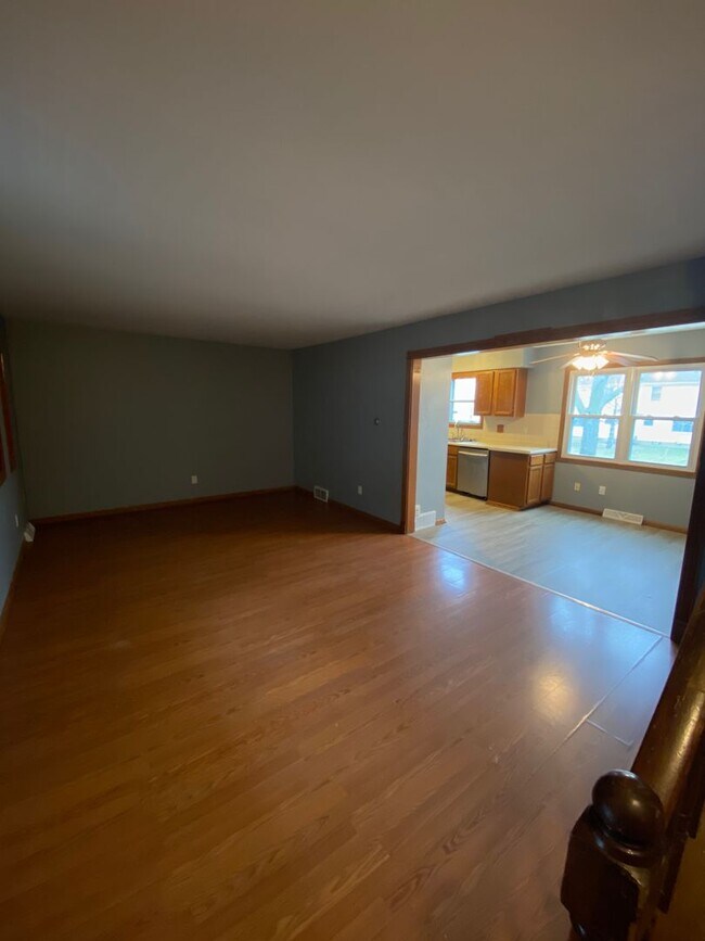 Building Photo - 2 Bedroom Single Family