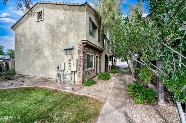 Building Photo - 2419 W Vista Ave