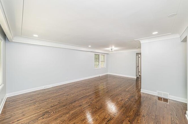 Building Photo - 7530 N Oakley Ave