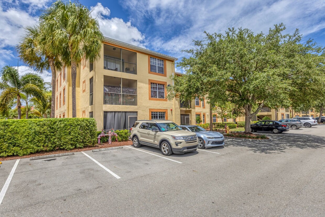 Foto principal - ** FAIRWAY PRESERVE ** 2 BED / 2 BATH COND...