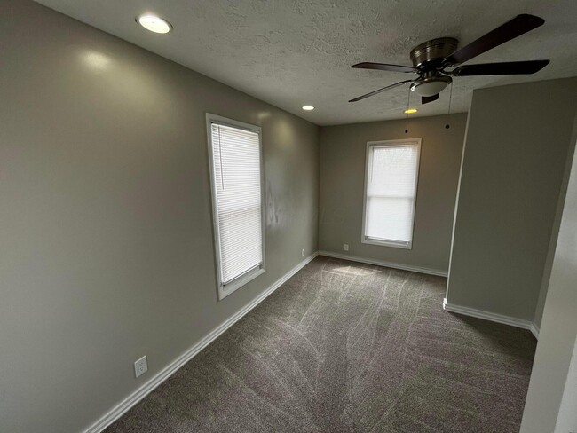 Foto del edificio - 106 S Oakley Ave