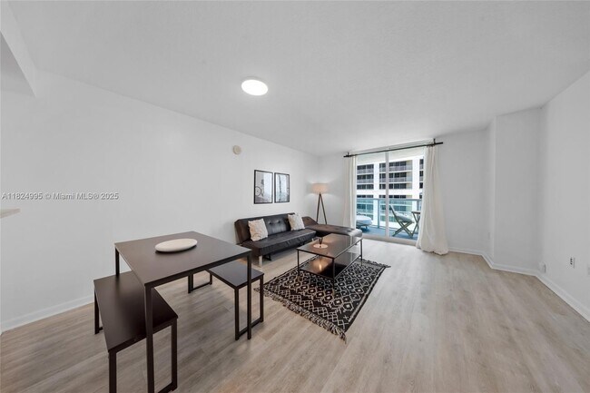 Building Photo - 2101 Brickell Ave