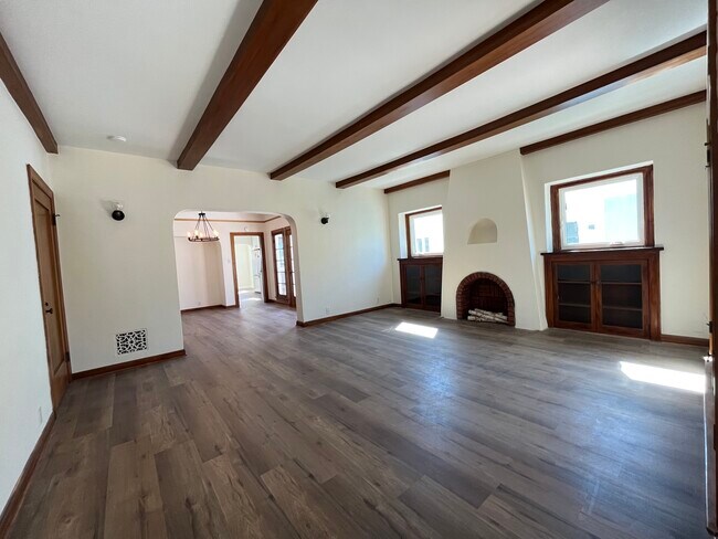 Living Rm - 316 Roycroft Ave