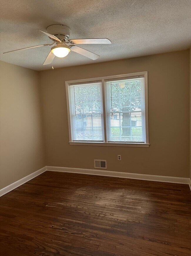 Foto del edificio - New Price! Three bedroom 2 bath near downt...