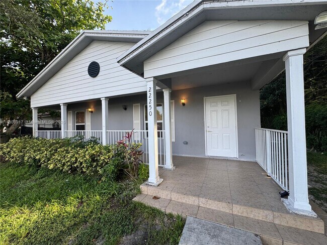 Foto del edificio - 22250 Miami Ave