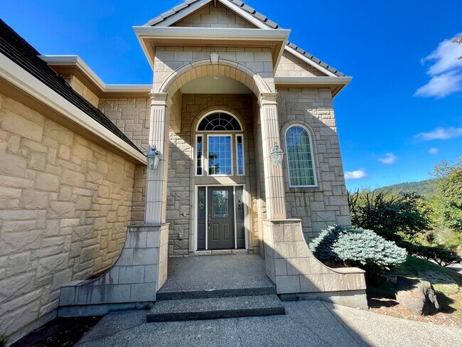 Building Photo - NW 4 Bed 3.5 Bath + Den - Bonny Slope - Pr...