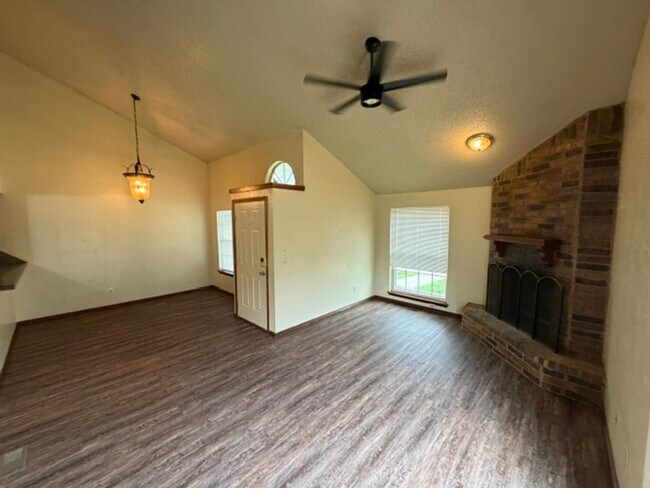 Foto del edificio - Adorable cottage style three bed, two bath, two car garage home in Moore Schools!