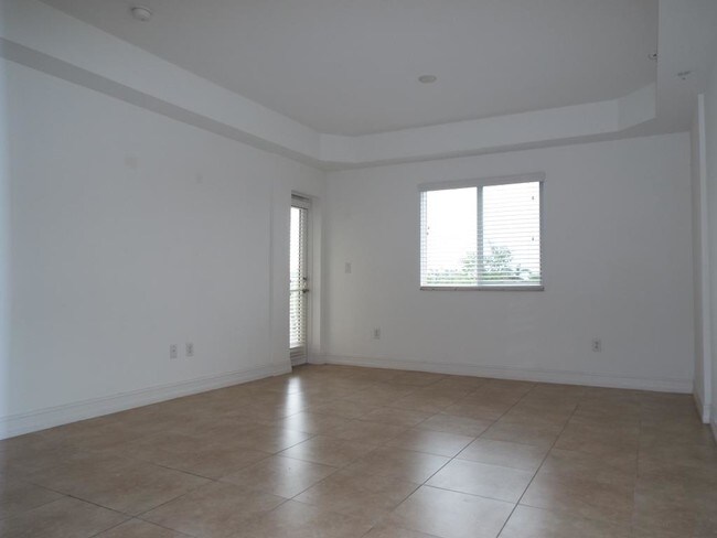 Foto del edificio - 1100 Pine Ridge Rd