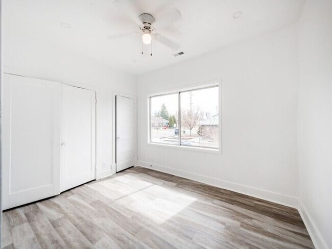 Building Photo - Condo in Great area. 3 bed, 1 bath, Top floor