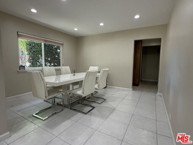 Foto del edificio - 10609 Reseda Blvd