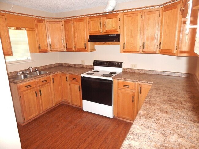 Building Photo - Spacious 3 Bedroom Home - Water Paid ($50/...