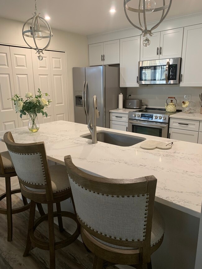 Kitchen Island - 1111 Hampton Place Blvd
