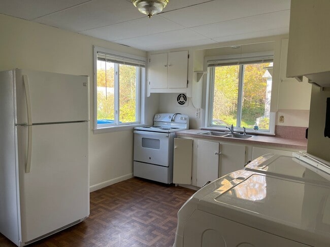 Building Photo - 98 Greensboro Rd