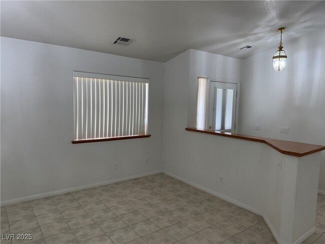 Building Photo - 1841 S Vineyard Dr W
