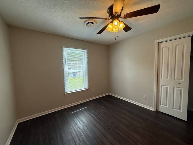 Foto del edificio - Two bedroom one bath duplex