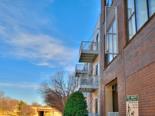 Building Photo - 444 N Central Ave