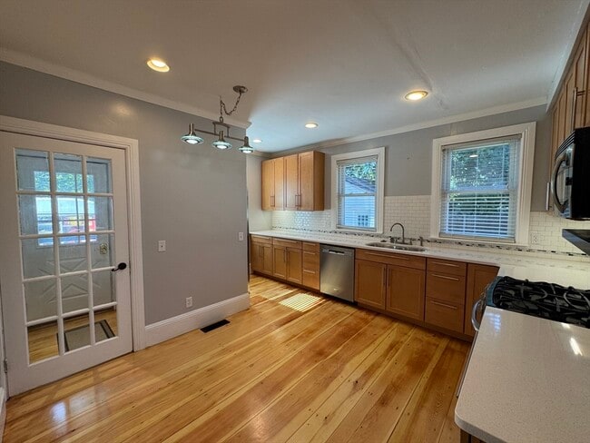 Building Photo - 8 Elmwood St