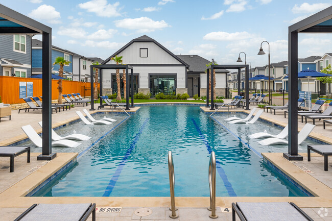 Building Photo - Villas at Creekside