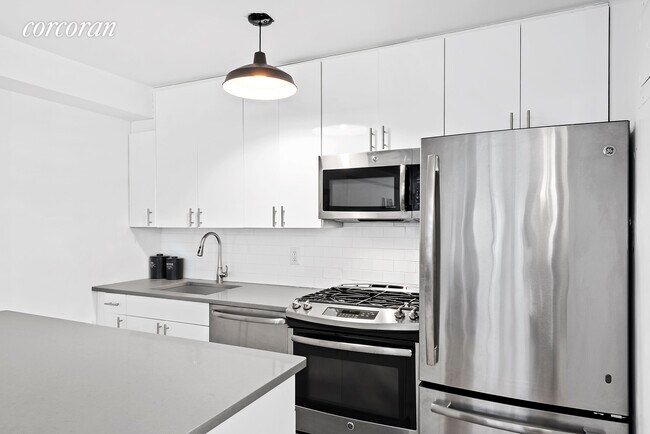 Foto del edificio - 245 E 35th St