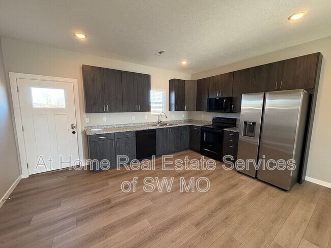 Building Photo - 4929 W Minota St