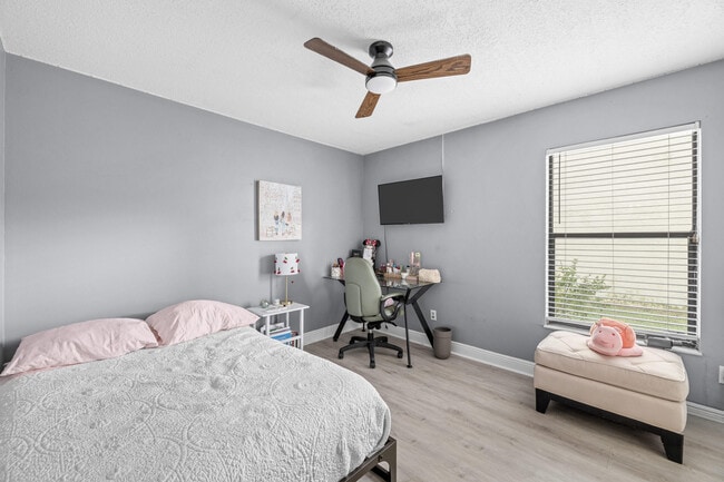 Foto del edificio - 1599 Bayridge Pl