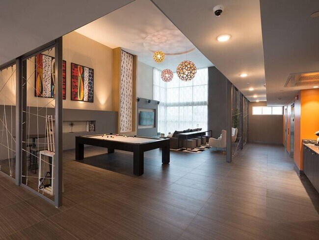 Los inquilinos pueden disfrutar de un partido de billar las 24 horas del día, los 7 días de la semana en nuestro lobby. - Celsius