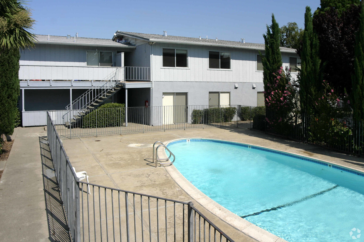 Building Photo - Paramount Arms Apartments