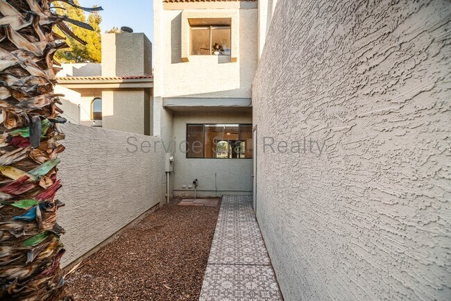 Building Photo - 2524 S El Paradiso