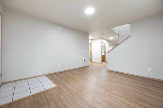 Building Photo - 5Bed/2.5 Bath home available in SE Portland