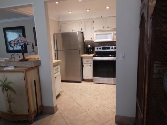 Building Photo - 33 Flanders Dr